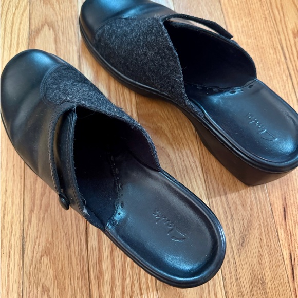 Clarks Women's Black leather slip on clogs mules, like new, size 9 - Picture 4 of 4
